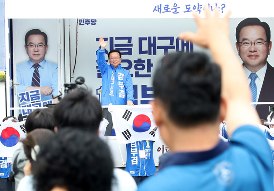 김부겸, 달성공원 새벽시장 방문…"무너진 지역경제 다시 일으키겠다"