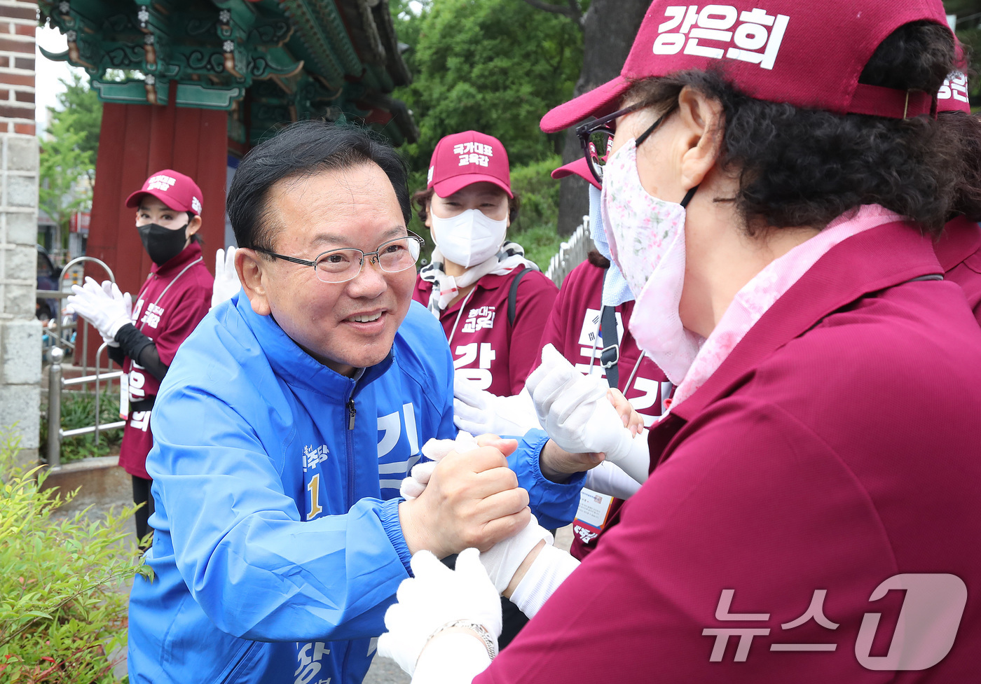 (대구=뉴스1) 공정식 기자 = 김부겸 더불어민주당 대구시장 후보가 23일 오전 대구 중구 달성공원 새벽시장을 찾아 강은희 대구교육감 선거사무원을 격려하고 있다. 2026.5.23 …