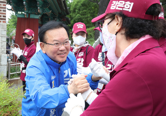 다른 후보 선거사무원 격려하는 김부겸