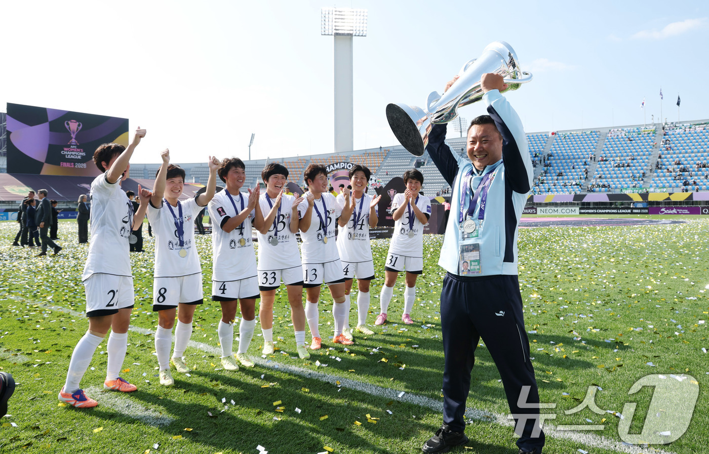 (수원=뉴스1) 박지혜 기자 = 23일 오후 경기 수원시 수원종합운동장에서 열린 2025-2026 아시아축구연맹(AFC) 여자 챔피언스리그(AWCL) 결승에서 우승한 북한 내고향여 …