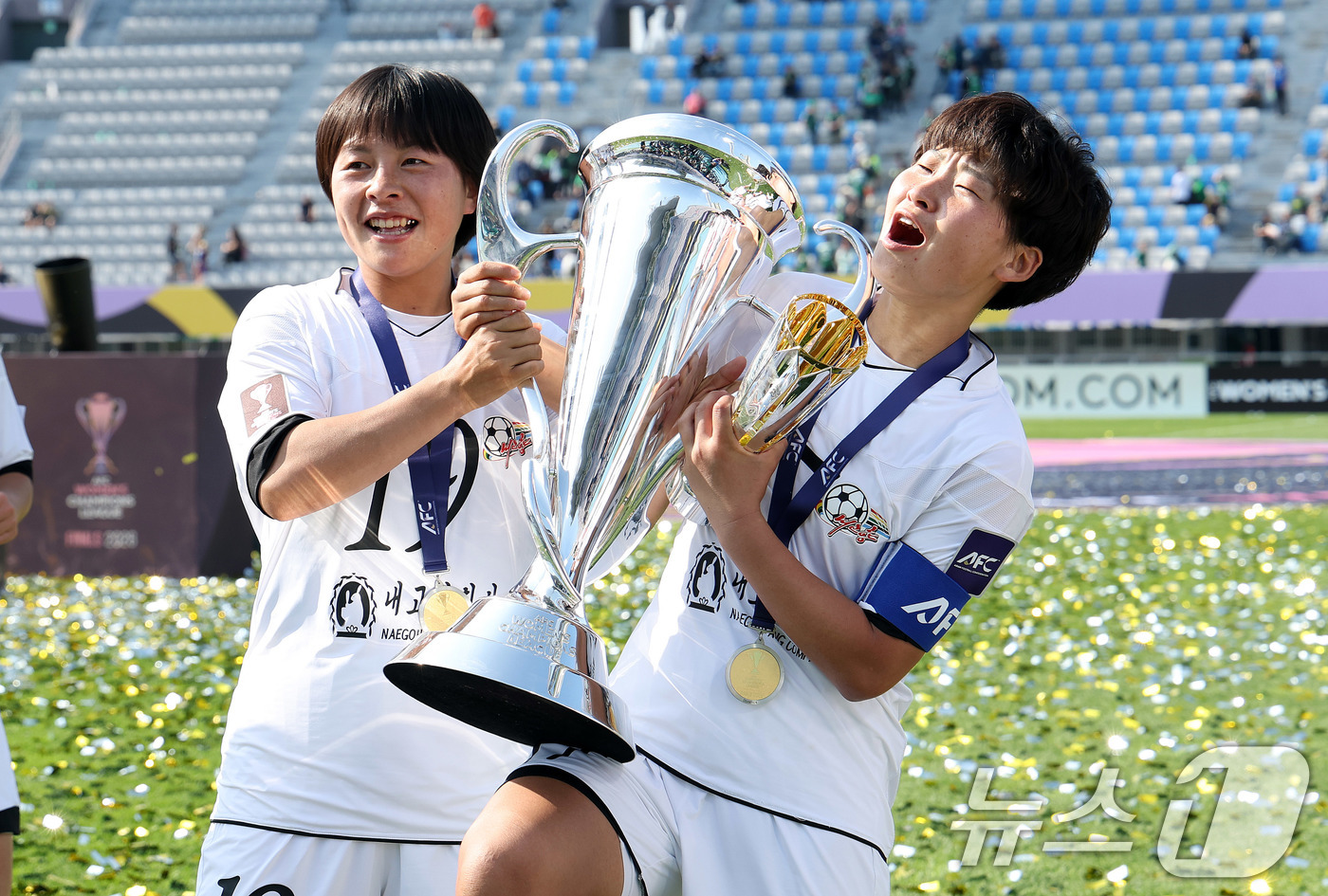 (수원=뉴스1) 박지혜 기자 = 23일 오후 경기 수원시 수원종합운동장에서 열린 2025-2026 아시아축구연맹(AFC) 여자 챔피언스리그(AWCL) 결승에서 우승한 북한 내고향여 …