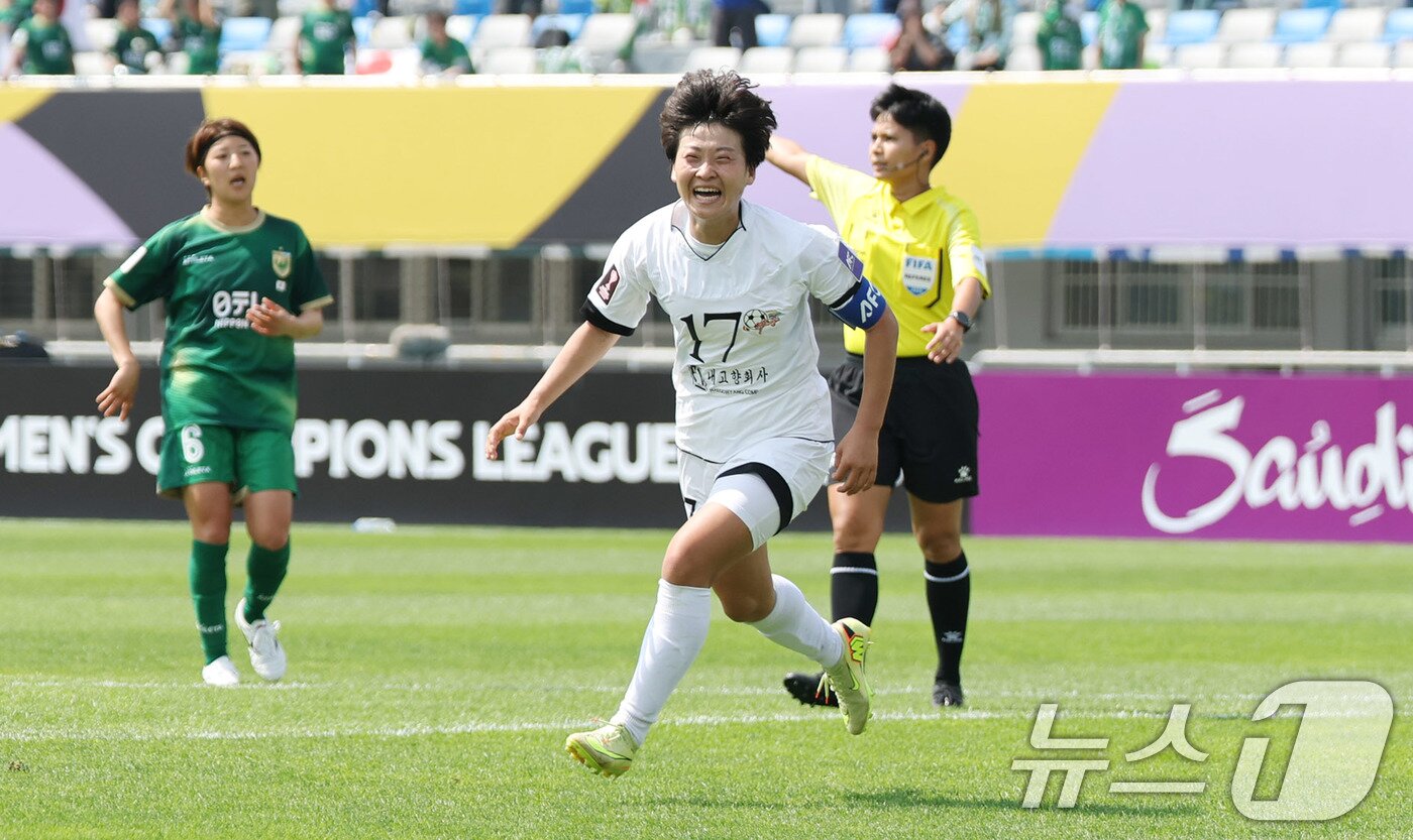 본문 이미지 - 23일 오후 경기 수원시 수원종합운동장에서 열린 2025-2026 아시아축구연맹(AFC) 여자 챔피언스리그(AWCL) 결승 북한 내고향여자축구단과 도쿄 베르디의 경기에서 내고향 김경영이 선제골을 넣은 뒤 기뻐하고 있다. 2026.5.23 ⓒ 뉴스1 박지혜 기자