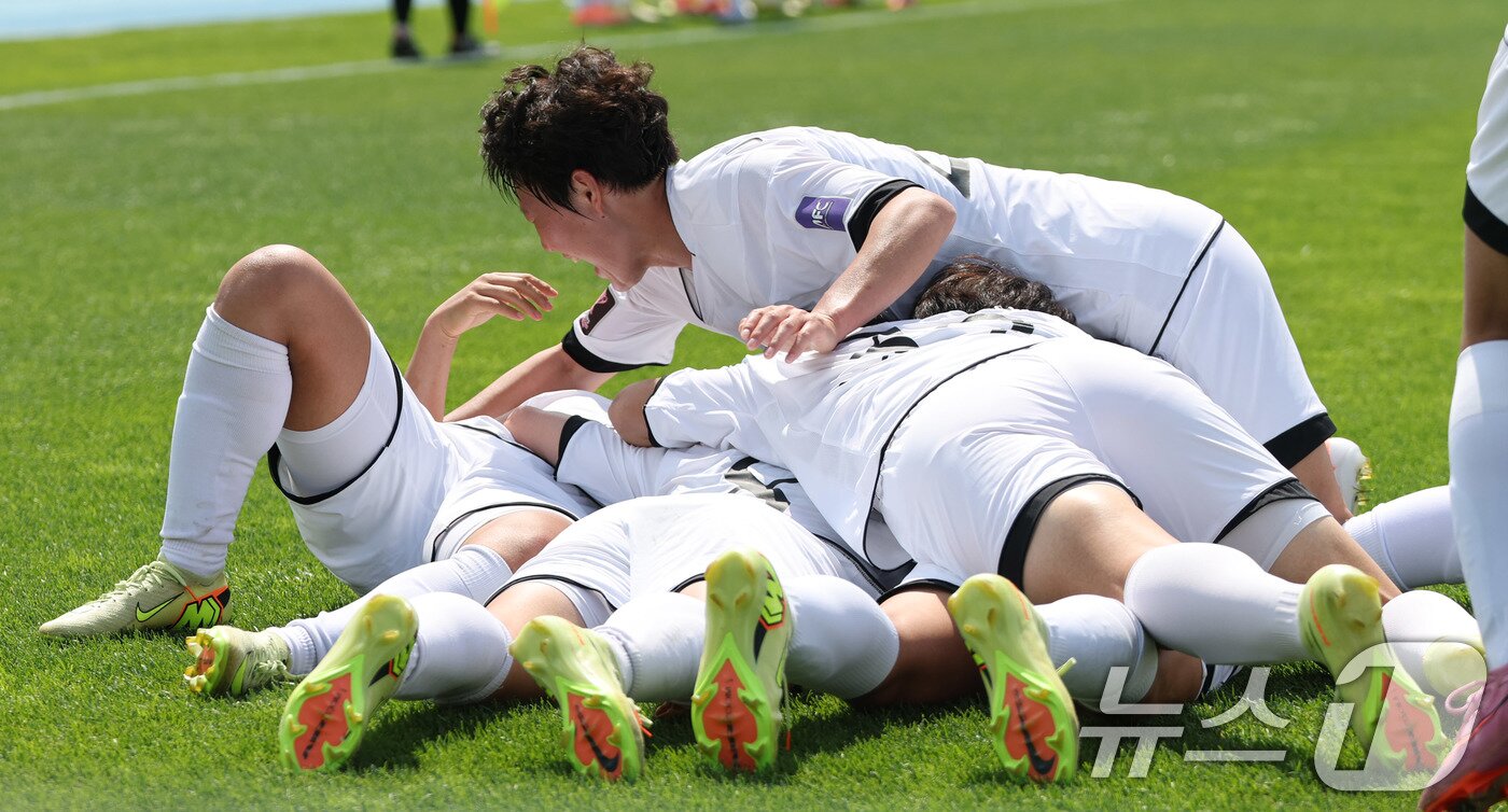 본문 이미지 - 23일 오후 경기 수원시 수원종합운동장에서 열린 2025-2026 아시아축구연맹(AFC) 여자 챔피언스리그(AWCL) 결승 북한 내고향여자축구단과 도쿄 베르디의 경기에서 내고향 김경영이 선제골을 넣은 뒤 동료들과 기쁨을 나누고 있다. 2026.5.23 ⓒ 뉴스1 박지혜 기자
