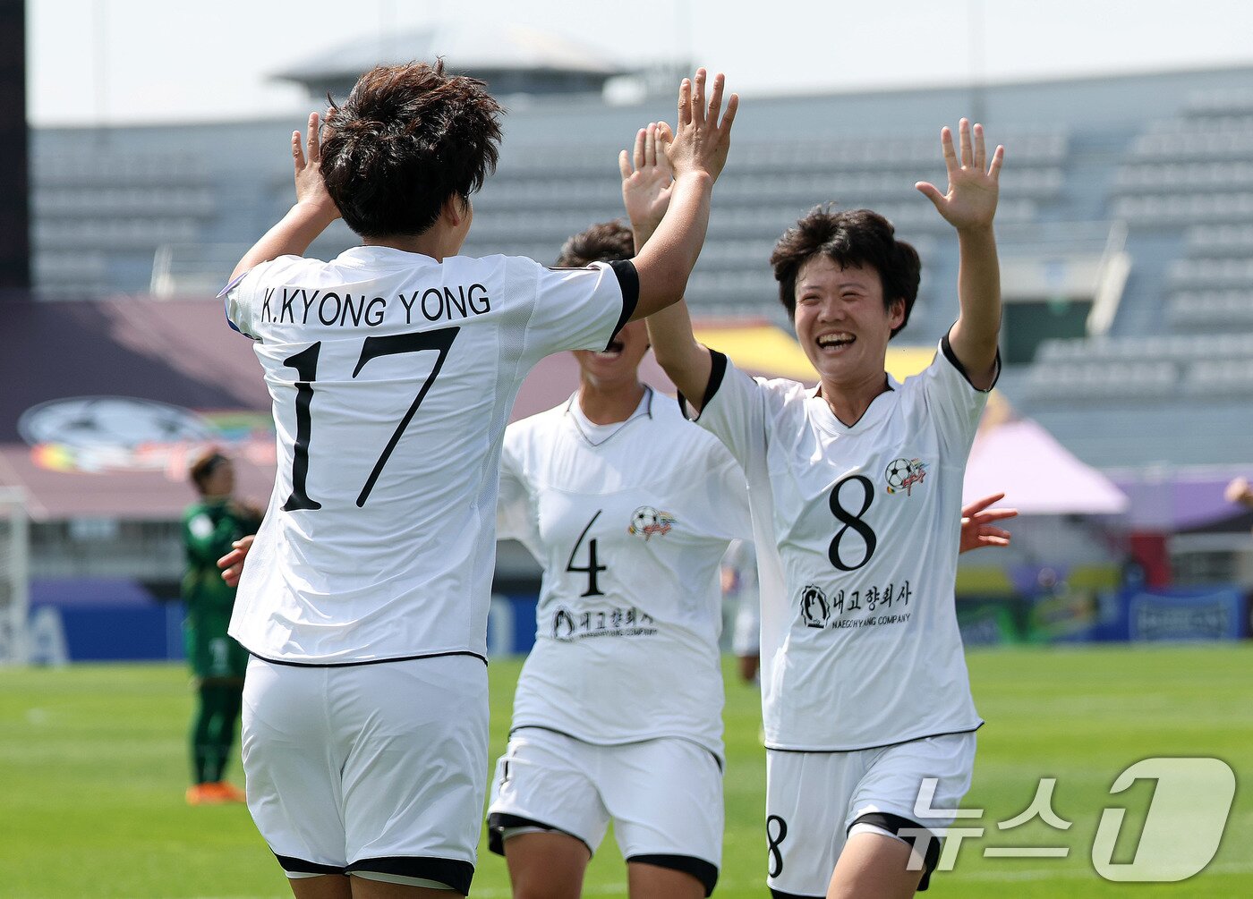 본문 이미지 - 23일 오후 경기 수원시 수원종합운동장에서 열린 2025-2026 아시아축구연맹(AFC) 여자 챔피언스리그(AWCL) 결승 북한 내고향여자축구단과 도쿄 베르디의 경기에서 내고향 김경영이 선제골을 넣은 뒤 동료들과 기쁨을 나누고 있다. 2026.5.23 ⓒ 뉴스1 박지혜 기자
