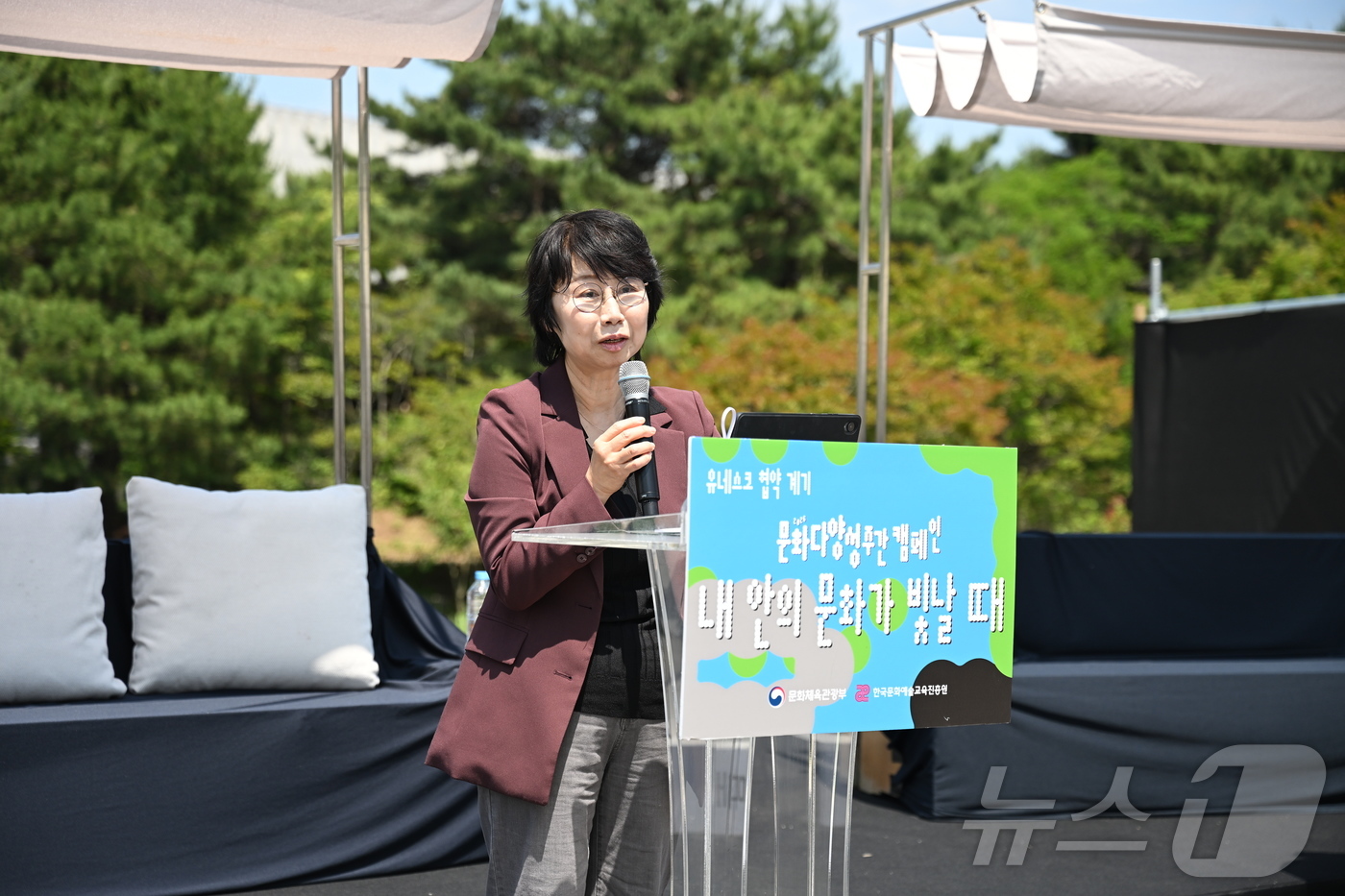 (서울=뉴스1) = 정향미 문화체육관광부 실장이 23일 서울 용산구 국립중앙박물관 거울못 일원에서 문화체육관광부와 한국문화예술교육진흥원이 개최한 ‘2026 문화다양성 주간행사’에서 …