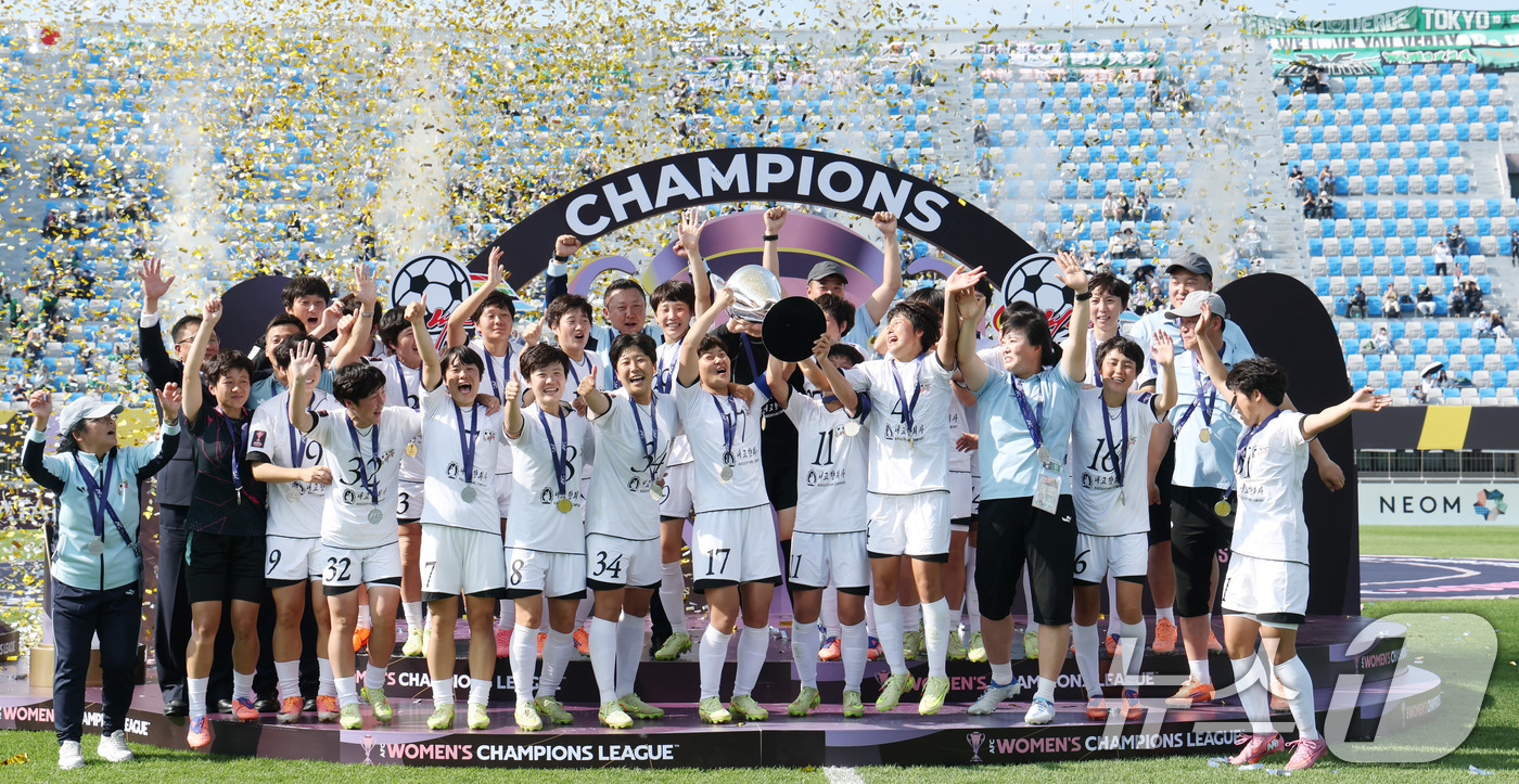 (수원=뉴스1) 박지혜 기자 = 23일 오후 경기 수원시 수원종합운동장에서 열린 2025-2026 아시아축구연맹(AFC) 여자 챔피언스리그(AWCL) 결승에서 우승한 북한 내고향여 …
