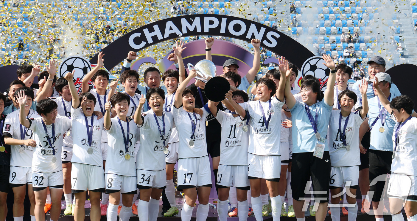 (수원=뉴스1) 박지혜 기자 = 23일 오후 경기 수원시 수원종합운동장에서 열린 2025-2026 아시아축구연맹(AFC) 여자 챔피언스리그(AWCL) 결승에서 우승한 북한 내고향여 …