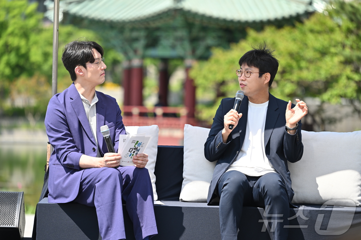 (서울=뉴스1) = 박준 시인이 23일 서울 용산구 국립중앙박물관 거울못 일원에서 문화체육관광부와 한국문화예술교육진흥원이 개최한 ‘유네스코 협약 계기 2026 문화다양성 주간행사’ …