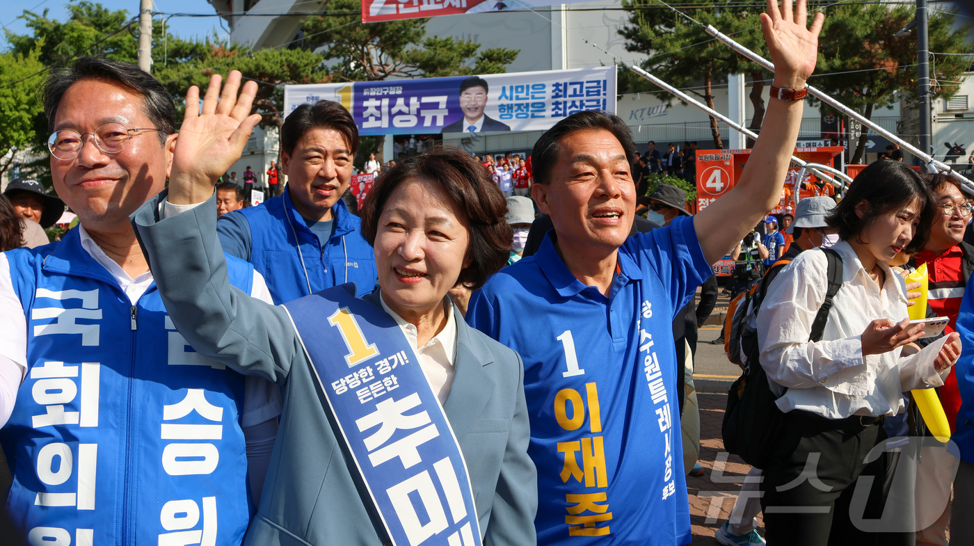(수원=뉴스1) 최대호 기자 = 추미애 더불어민주당 경기도지사 후보가 6·3 지방선거 공식선거운동 첫 주말인 23일 경기 수원시 장안구 kt위즈파크 앞 장안구청사거리에서 이재준 수 …