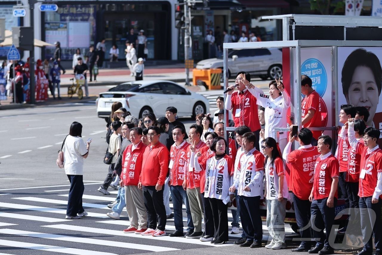 본문 이미지 - 양향자 국민의힘 경기도지사 후보가 6·3 지방선거 공식선거운동 첫 주말인 23일 경기 수원시 장안구 kt위즈파크 앞 장안구청 사거리에서 안교재 수원시장 후보 등과 거리 유세를 하고 있다. (양향자 후보 캠프 제공. 재판매 및 DB금지) 2026.5.23 /뉴스1