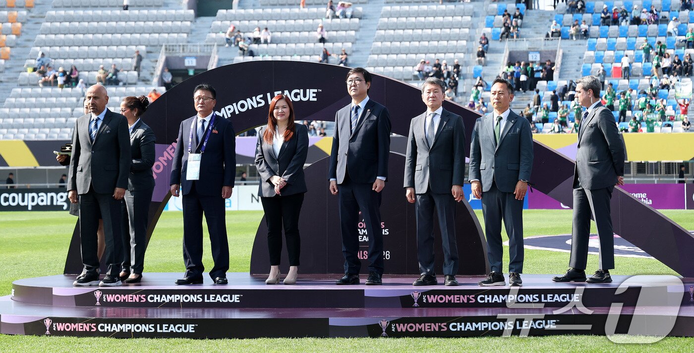 본문 이미지 - 23일 오후 경기 수원시 수원종합운동장에서 열린 2025-2026 아시아축구연맹(AFC) 여자 챔피언스리그(AWCL) 시상식에서 최휘영 문화체육관광부 장관(가운데)과 정몽규 대한축구협회장이 참석하고 있다. 2026.5.23 ⓒ 뉴스1 박지혜 기자