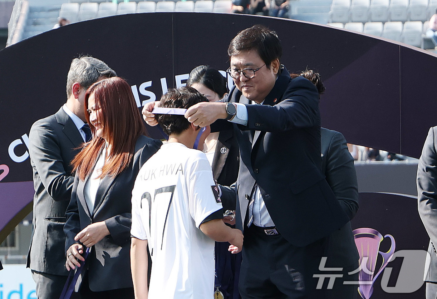 (수원=뉴스1) 박지혜 기자 = 23일 오후 경기 수원시 수원종합운동장에서 열린 2025-2026 아시아축구연맹(AFC) 여자 챔피언스리그(AWCL) 시상식에서 최휘영 문화체육관광 …