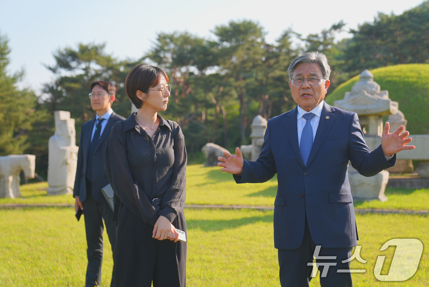 (서울=뉴스1) = 허민 국가유산청장(오른쪽)이 5월 23일 오후 서울 성북구에 위치한 유네스코 세계유산인 의릉을 방문해 세계유산영향평가 대상 구역을 관계자들과 함께 둘러보고 있다 …