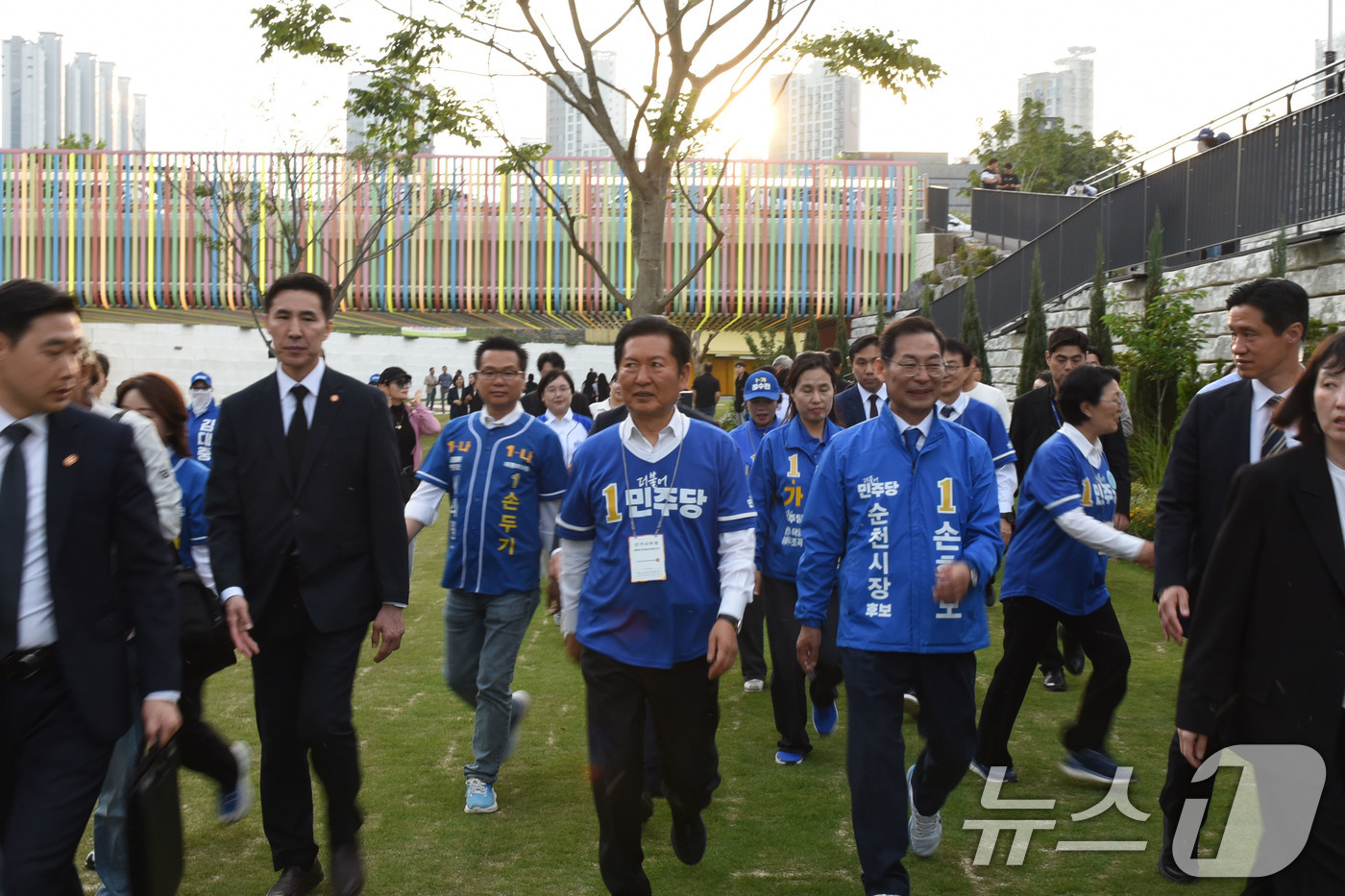 (순천=뉴스1) 김성준 기자 = 정청래 더불어민주당 대표가 23일 오후 전남 순천시 신대천을 방문해 민형배 전남광주통합특별시장 후보와 손훈모 순천시장 후보의 지지를 호소하고 있다. …