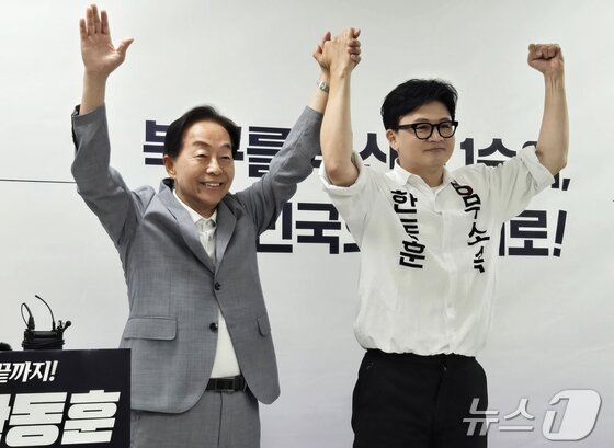 본문 이미지 - 고(故) 김영삼(YS) 전 대통령의 차남인 김현철 김영삼대통령기념재단 이사장이 23일 한동훈 무소속 부산 북구갑 국회의원 보궐선거 후보 지지 선언을 하고 있다. 2026.5.23 ⓒ 뉴스1 손승환 기자