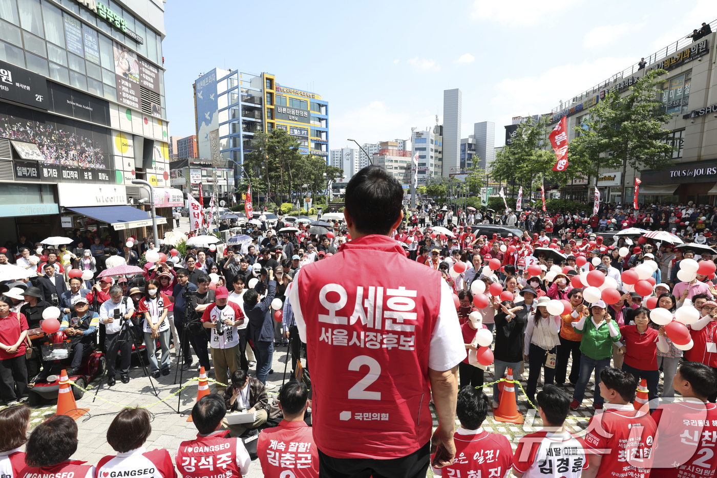 (서울=뉴스1) = 오세훈 국민의힘 서울시장 후보가 23일 서울 강서구 발산역 광장에서 열린 유세에서 지지를 호소하고 있다. (오세훈 캠프 제공. 재판매 및 DB 금지) 2026. …