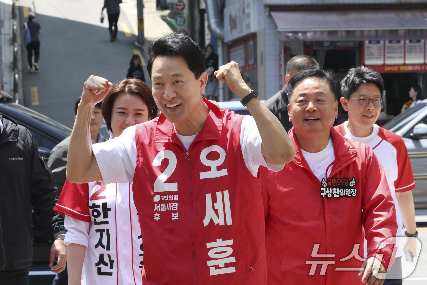 본문 이미지 - 오세훈 국민의힘 서울시장 후보가 23일 서울 강서구 까치산시장을 찾아 지지를 호소하고 있다. (오세훈 캠프 제공. 재판매 및 DB 금지) 2026.5.23 ⓒ 뉴스1