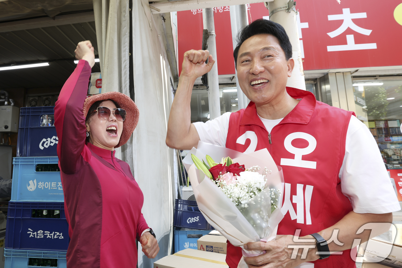 (서울=뉴스1) = 오세훈 국민의힘 서울시장 후보가 23일 서울 강서구 까치산시장을 찾아 지지를 호소하고 있다. (오세훈 캠프 제공. 재판매 및 DB 금지) 2026.5.23/뉴스 …