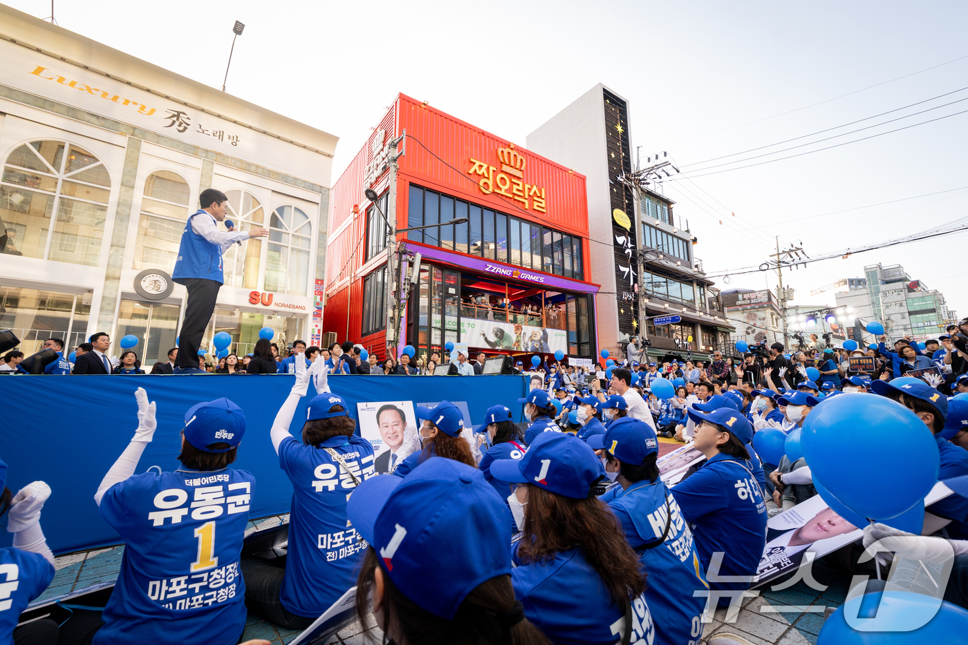 (서울=뉴스1) = 정원오 더불어민주당 서울시장 후보가 공식 선거운동 첫 주말인 23일 서울 마포구 홍대 상상마당에서 열린 집중유세에서 지지를 호소하고 있다. (정원오 캠프 제공. …