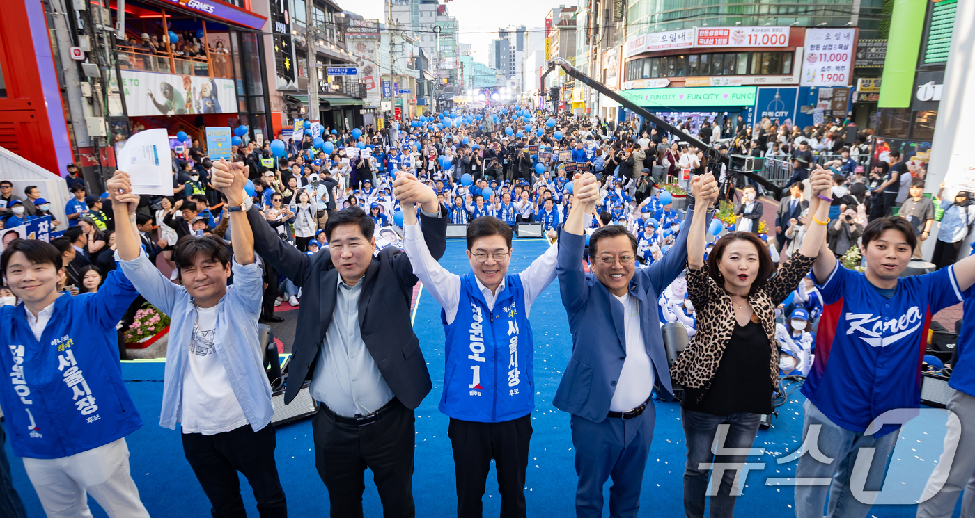 (서울=뉴스1) = 정원오 더불어민주당 서울시장 후보가 공식 선거운동 첫 주말인 23일 서울 마포구 홍대 상상마당에서 열린 집중유세에서 지지를 호소하고 있다. (정원오 캠프 제공. …