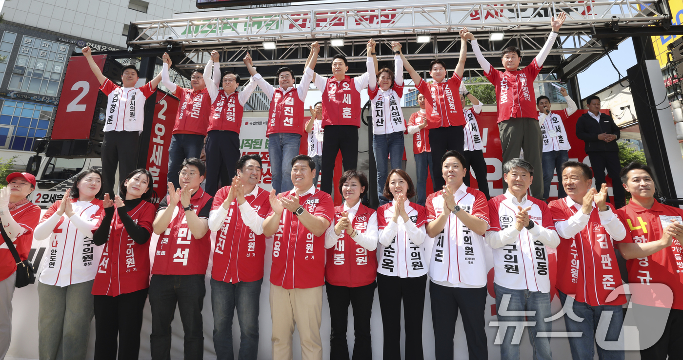 (서울=뉴스1) = 오세훈 국민의힘 서울시장 후보가 23일 서울 강서구 발산역 광장에서 열린 유세에서 지지를 호소하고 있다. (오세훈 캠프 제공. 재판매 및 DB 금지) 2026. …