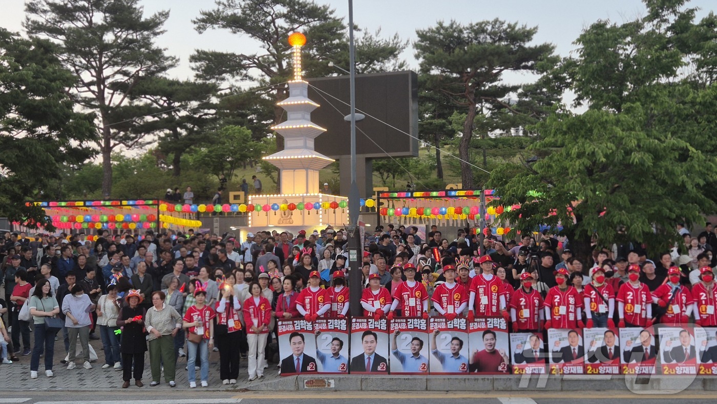 (안동=뉴스1) 김대벽기자 = 23일 저녁 문경시청  부설  주차장에서 열린 국민의힘  김학홍 문경시장 후보 합동 출정식에서 이철우 경북도지사 후보와 임이자 의원, 김학홍  문경시 …