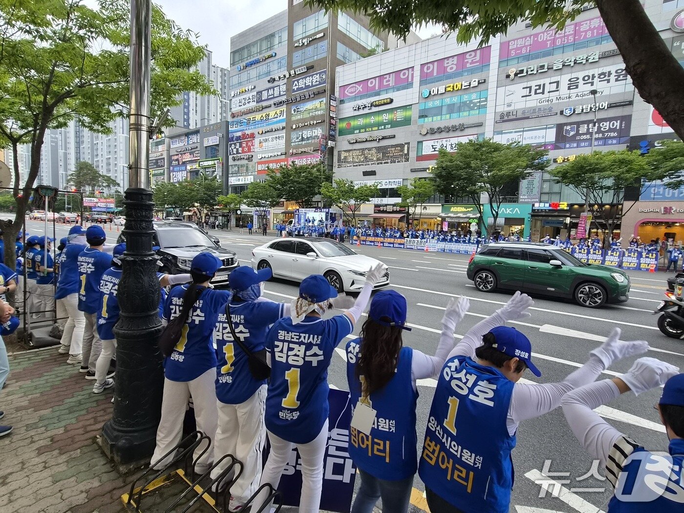 본문 이미지 - 더불어민주당 조문관 양산시장 후보를 비롯해 도의원, 시의원 후보들이 23일 양산시 물금읍 반도아파트 4차 사거리에서 합동유세를 하며 지지를 호소하고 있다. 2026.5.23/뉴스1 ⓒ News1 임순택 기자