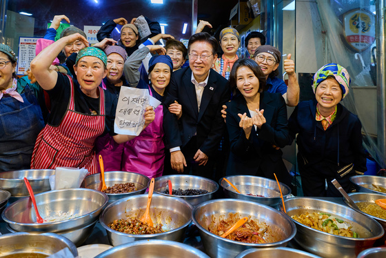 외동전통시장 상인들과 기념촬영 하는 이재명 대통령