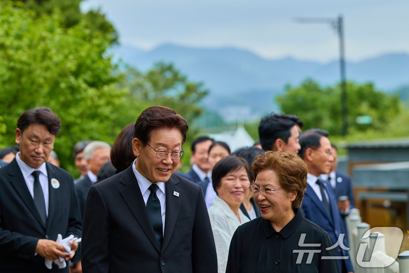 (서울=뉴스1) 이재명 기자 = 이재명 대통령과 권양숙 여사가 23일 경남 김해시 봉하마을 노무현 전 대통령 사저 인근에서 대화하며 이동하고 있다. (청와대 제공. 재판매 및 DB …