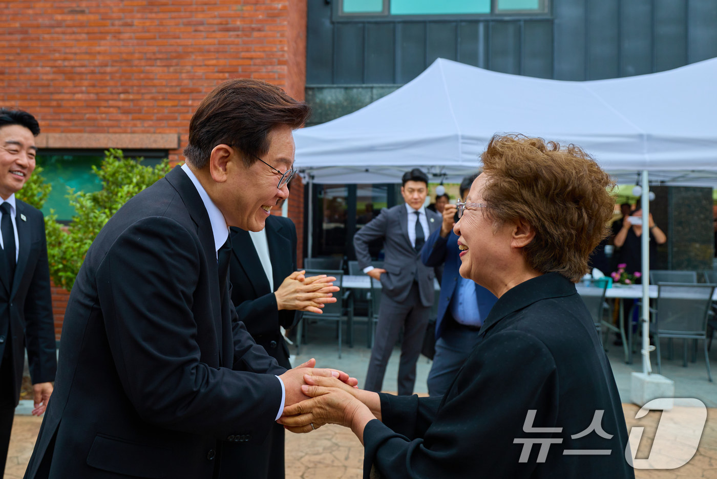 (서울=뉴스1) 이재명 기자 = 이재명 대통령과 권양숙 여사가 23일 경남 김해시 봉하마을 노무현 전 대통령 사저에서 인사를 나누고 있다. (청와대 제공. 재판매 및 DB 금지) …