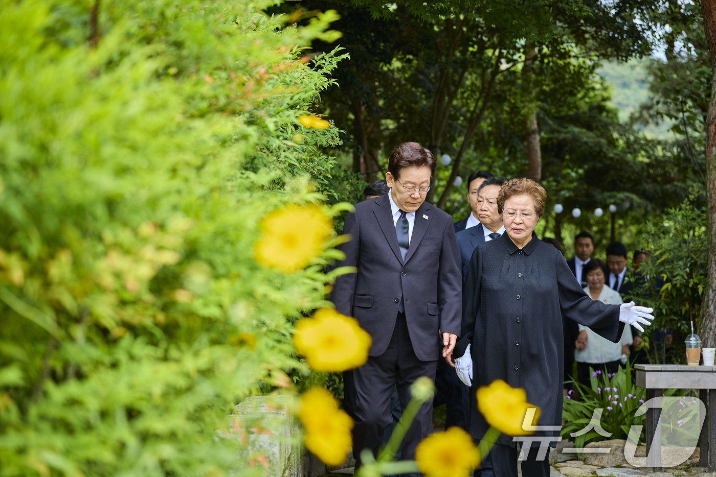 (서울=뉴스1) 이재명 기자 = 이재명 대통령과 권양숙 여사가 23일 경남 김해시 봉하마을 노무현 전 대통령 사저 인근에서 대화하며 이동하고 있다. (청와대 제공. 재판매 및 DB …