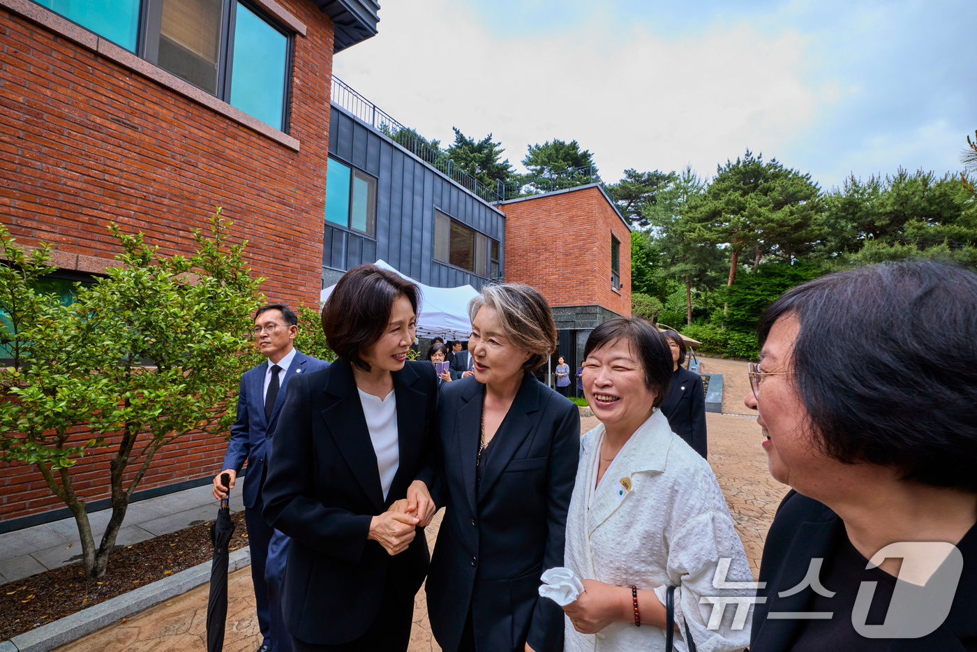 (서울=뉴스1) 이재명 기자 = 김혜경 여사와 김정숙 여사가 23일 경남 김해시 봉하마을 노무현 전 대통령 사저에서 인사를 나누고 있다. (청와대 제공. 재판매 및 DB 금지) 2 …