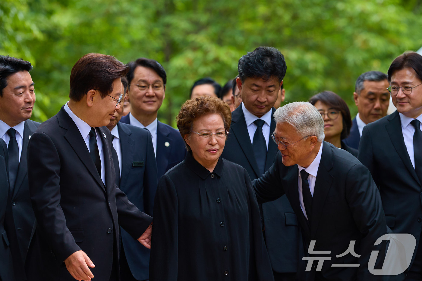 (서울=뉴스1) 이재명 기자 = 이재명 대통령과 문재인 전 대통령, 권양숙 여사가 23일 경남 김해시 봉하마을 사저 인근에서 대화를 하며 발걸음을 옮기고 있다. (청와대 제공. 재 …