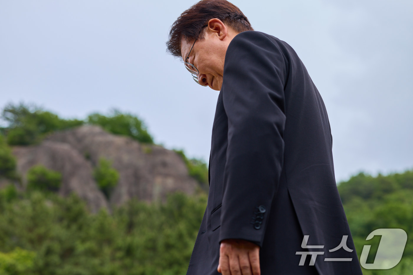 (서울=뉴스1) 이재명 기자 = 이재명 대통령이 23일 경남 김해 봉하마을에서 열린 고 노무현 전 대통령 서거 17주기 추도식을 마친 뒤 묘역을 참배하고 있다. (이재명 대통령 S …