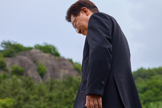 노무현 전 대통령 묘역 참배하는 이재명 대통령