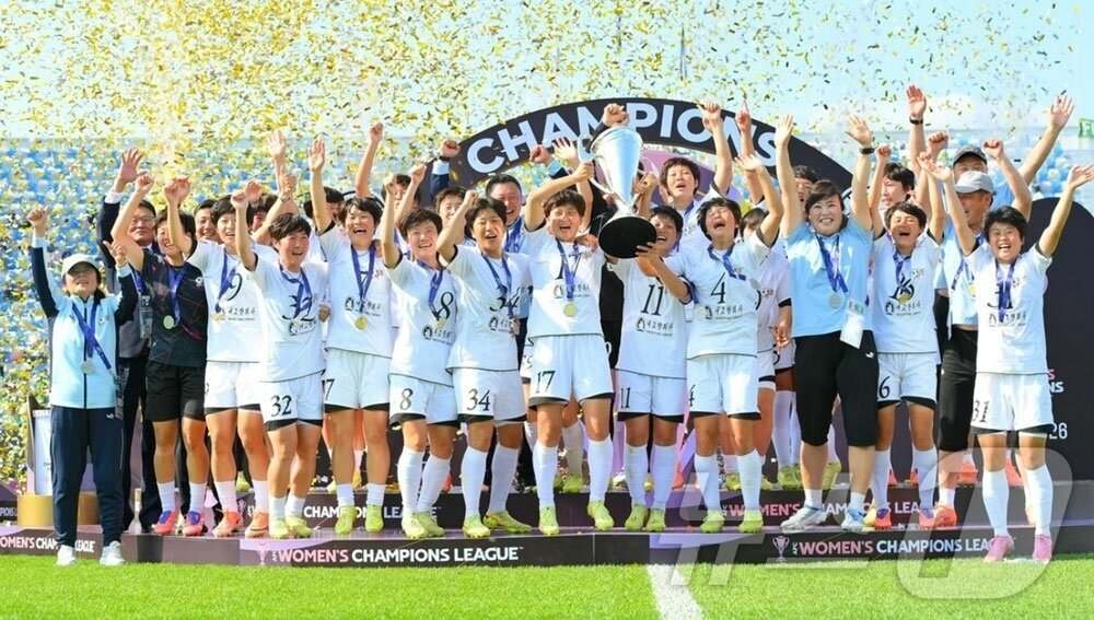 본문 이미지 - (평양 노동신문=뉴스1) = 북한 노동당 기관지 노동신문은 24일 "우리나라의 내고향팀이 2025~2026년 아시아축구연맹 여자선수권보유자연맹전에서 1위를 하고 영예의 우승컵을 들어올렸다＂고 보도했다. [국내에서만 사용가능. 재배포 금지. DB 금지. For Use Only in the Republic of Korea. Redistribution Prohibited] rodongphoto@news1.kr