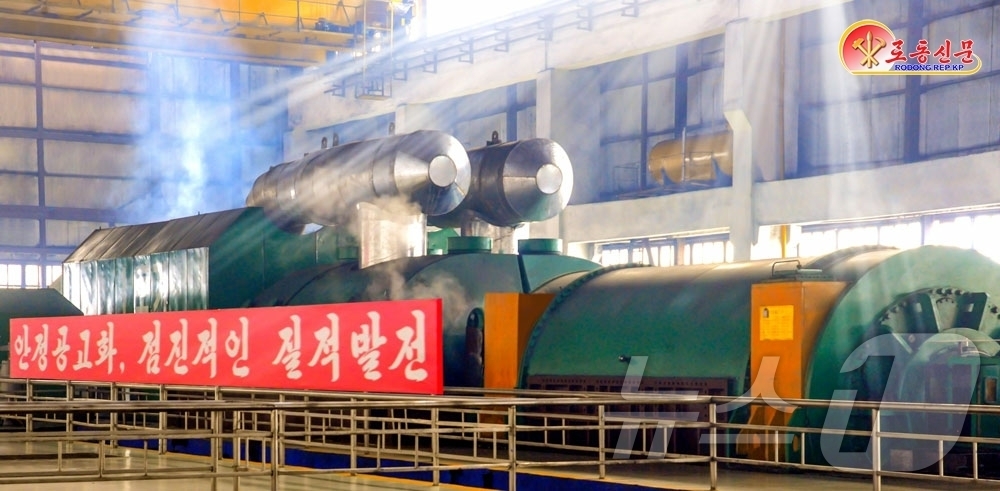(평양 노동신문=뉴스1) = 북한 노동당 기관지 노동신문은 24일 북창화력발전연합기업소 간부와 직원들을 조명하며 "증산 투쟁에 박차를 가하고 있다"고 평가했다. [국내에서만 사용가 …