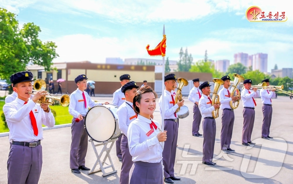 (평양 노동신문=뉴스1) = 북한 노동당 기관지 노동신문은 24일 평양건축대학의 대학생 취주악대를 조명했다. [국내에서만 사용가능. 재배포 금지. DB 금지. For Use Onl …