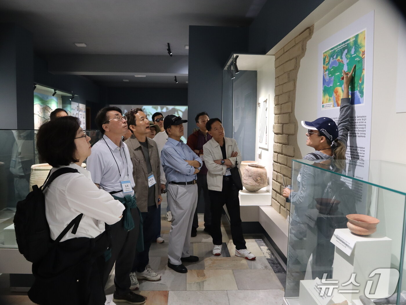 본문 이미지 - 23일 중앙아시아 고려인 정주 89주년 기념 문화 축제 주관을 위해 우즈베키스탄을 찾은 통일문화연구원(이사장 라종억) 일행이 사마르칸트에 있는 아프로시압 박물관에서 가이드의 설명을 듣고 있다. ⓒ 뉴스1 김정한 기자