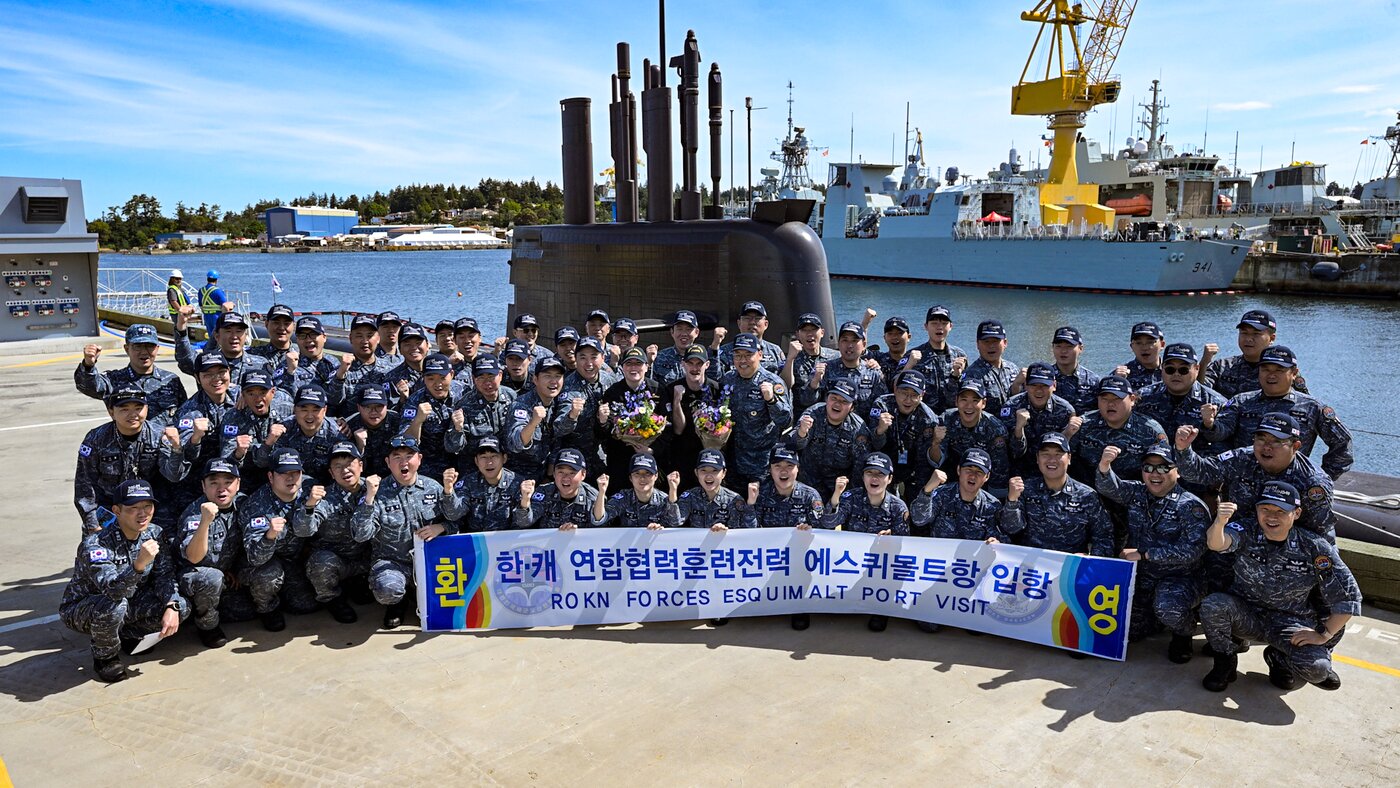 본문 이미지 - 24일(한국 시각), 캐나다 빅토리아 에스퀴몰트 해군 기지에서 대한민국 해군 잠수함 역사상 최초로 태평양을 횡단에 성공한 도산안창호함 장병들이 기념촬영을 하고 있다.(해군 제공)