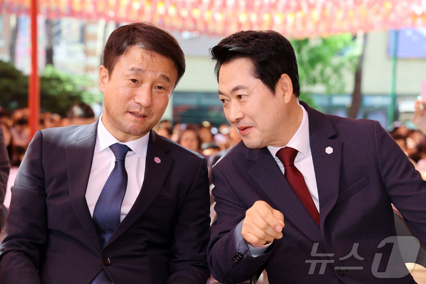 (서울=뉴스1) 이재명 기자 = 장동혁 국민의힘 대표(오른쪽)와 한병도 더불어민주당 원내대표가 24일 서울 종로구 조계사에서 열린 불기 2570년 부처님오신날 봉축법요식에 참석해 …