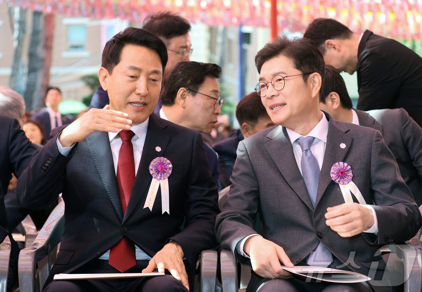 본문 이미지 - 정원오 더불어민주당 서울시장 후보(오른쪽)와 오세훈 국민의힘 서울시장 후보가 24일 서울 종로구 조계사에서 열린 불기 2570년 부처님오신날 봉축법요식에 참석해 대화하고 있다. 2026.5.24 ⓒ 뉴스1 이재명 기자