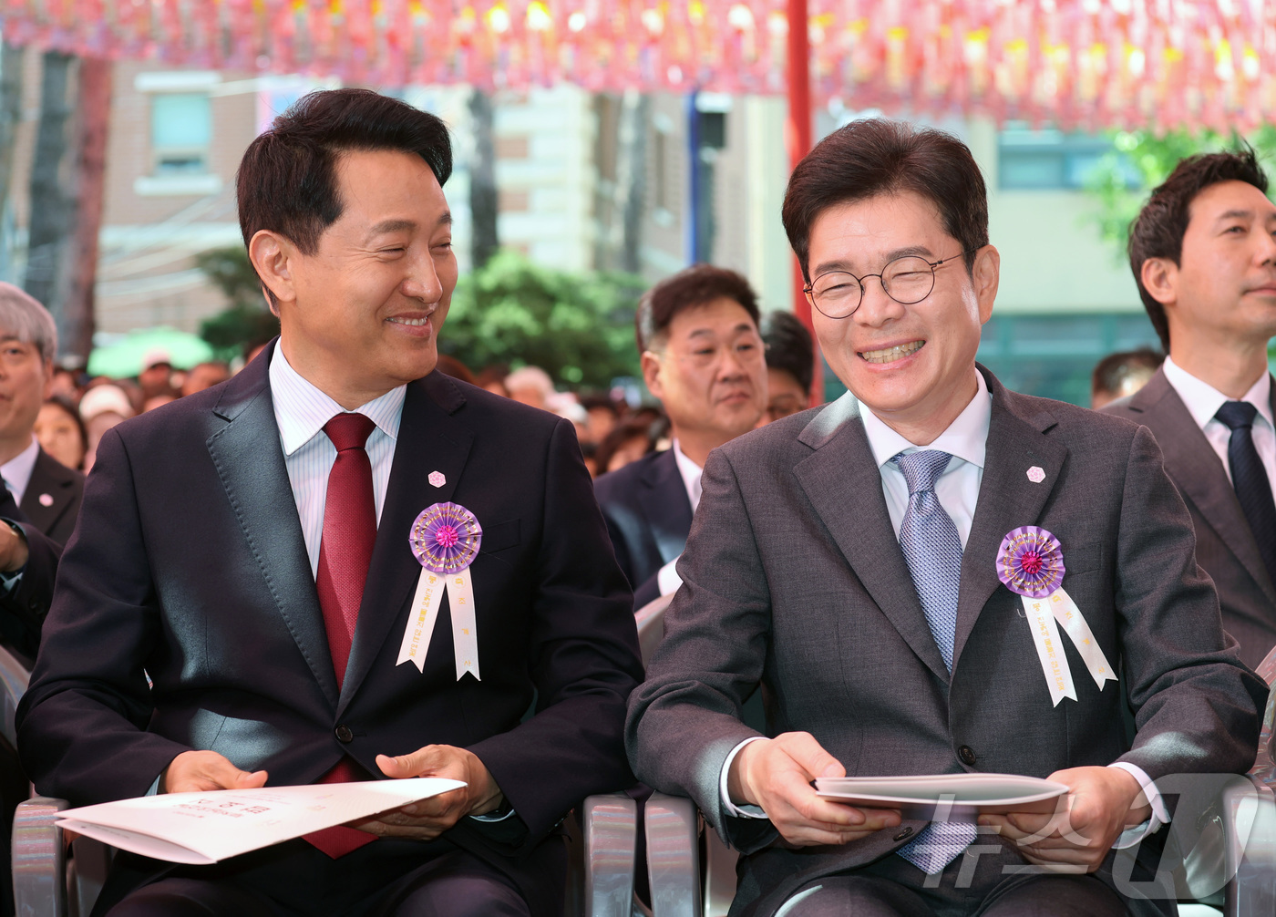 (서울=뉴스1) 이재명 기자 = 정원오 더불어민주당 서울시장 후보(오른쪽)와 오세훈 국민의힘 서울시장 후보가 24일 서울 종로구 조계사에서 열린 불기 2570년 부처님오신날 봉축법 …
