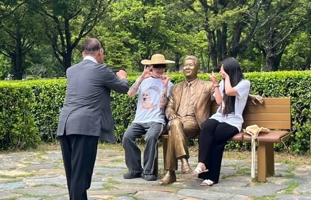 "노무현 추도식 날 '일베 손가락' 남녀, 봉하 마을 활보"…조수진 변호사 '분노'