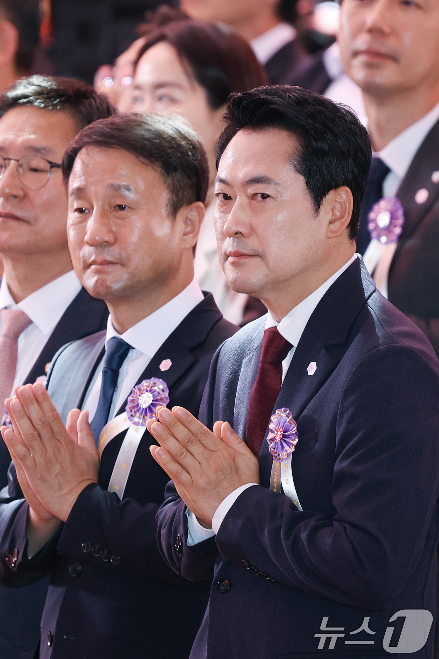(서울=뉴스1) 이재명 기자 = 장동혁 국민의힘 대표와 한병도 더불어민주당 원내대표가 24일 서울 종로구 조계사에서 열린 불기 2570년 부처님오신날 봉축법요식에 참석해 합장하고 …