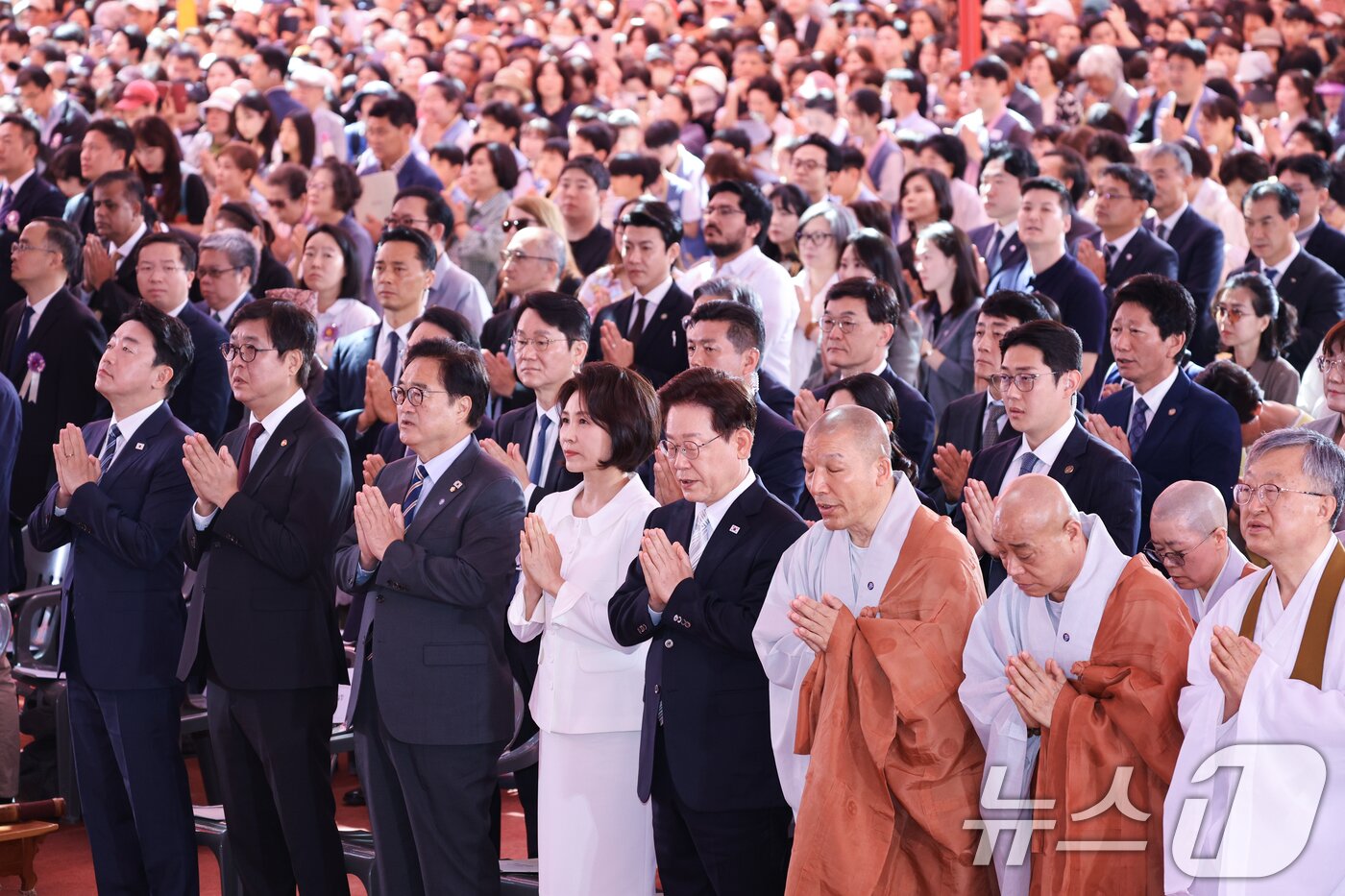본문 이미지 - 이재명 대통령과 부인 김혜경 여사가 24일 서울 종로구 조계사에서 열린 불기 2570년 부처님오신날 봉축법요식에 참석해 합장하고 있다. 2026.5.24 ⓒ 뉴스1 이재명 기자