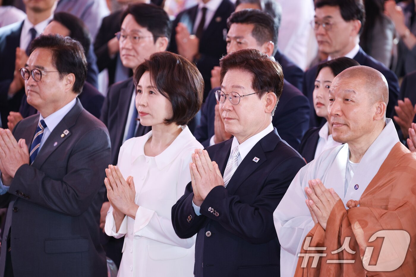 본문 이미지 - 이재명 대통령과 부인 김혜경 여사가 24일 서울 종로구 조계사에서 열린 불기 2570년 부처님오신날 봉축법요식에 참석해 합장하고 있다. 2026.5.24 ⓒ 뉴스1 이재명 기자