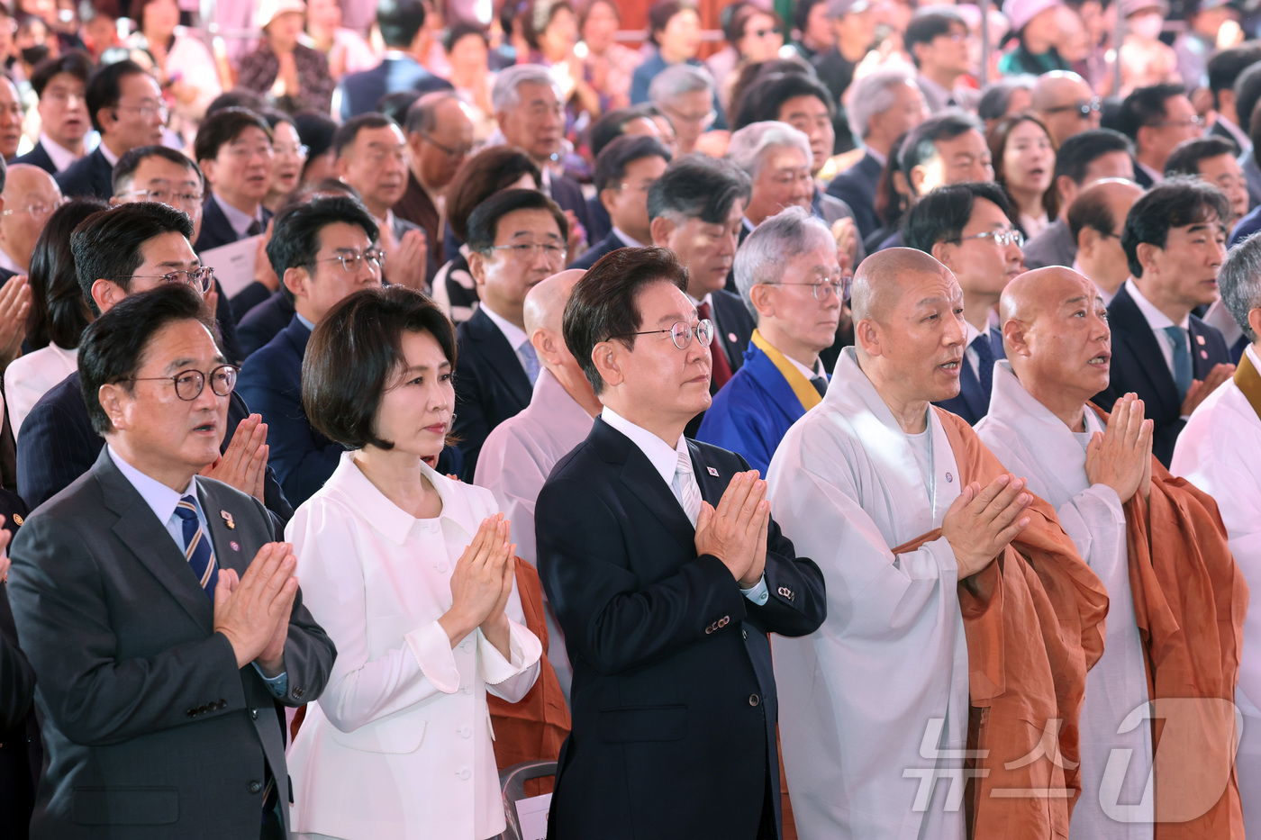 (서울=뉴스1) 이재명 기자 = 이재명 대통령과 김혜경 여사, 우원식 국회의장이 24일 서울 종로구 조계사에서 열린 불기 2570년 부처님오신날 봉축법요식에서 합장하고 있다. 20 …