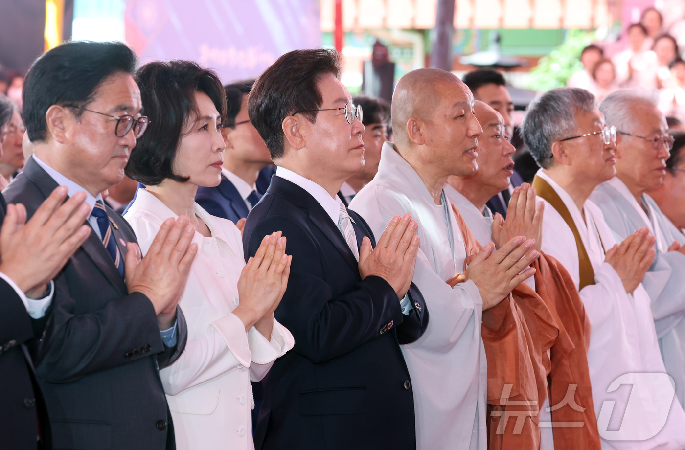 (서울=뉴스1) 이재명 기자 = 이재명 대통령과 김혜경 여사, 우원식 국회의장이 24일 서울 종로구 조계사에서 열린 불기 2570년 부처님오신날 봉축법요식에서 합장하고 있다. 20 …