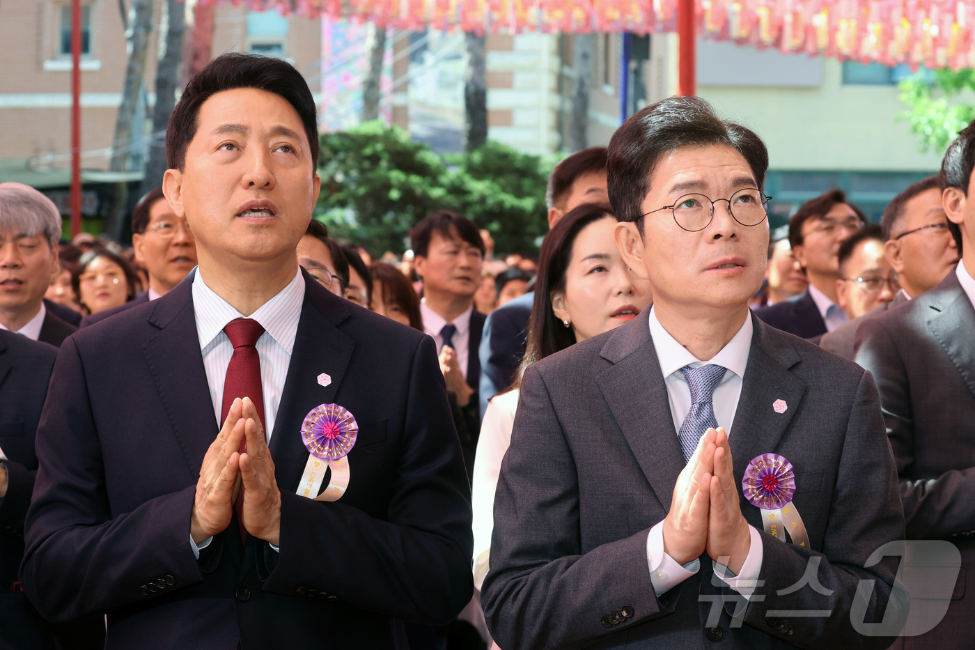 (서울=뉴스1) 이재명 기자 = 정원오 더불어민주당 서울시장 후보(오른쪽)와 오세훈 국민의힘 서울시장 후보가 24일 서울 종로구 조계사에서 열린 불기 2570년 부처님오신날 봉축법 …